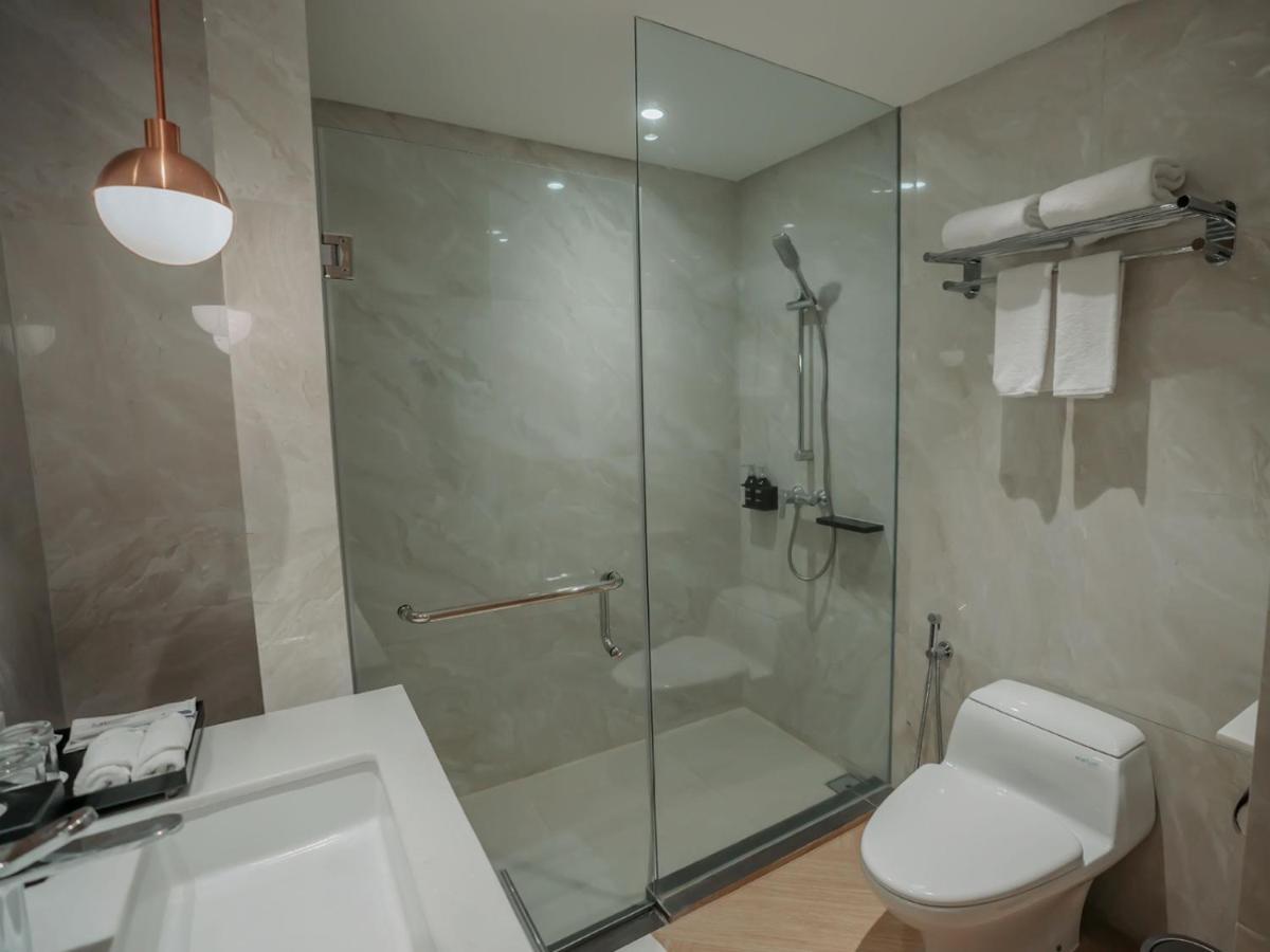 Luwansa Hotel And Convention Center Манадо Екстериор снимка
