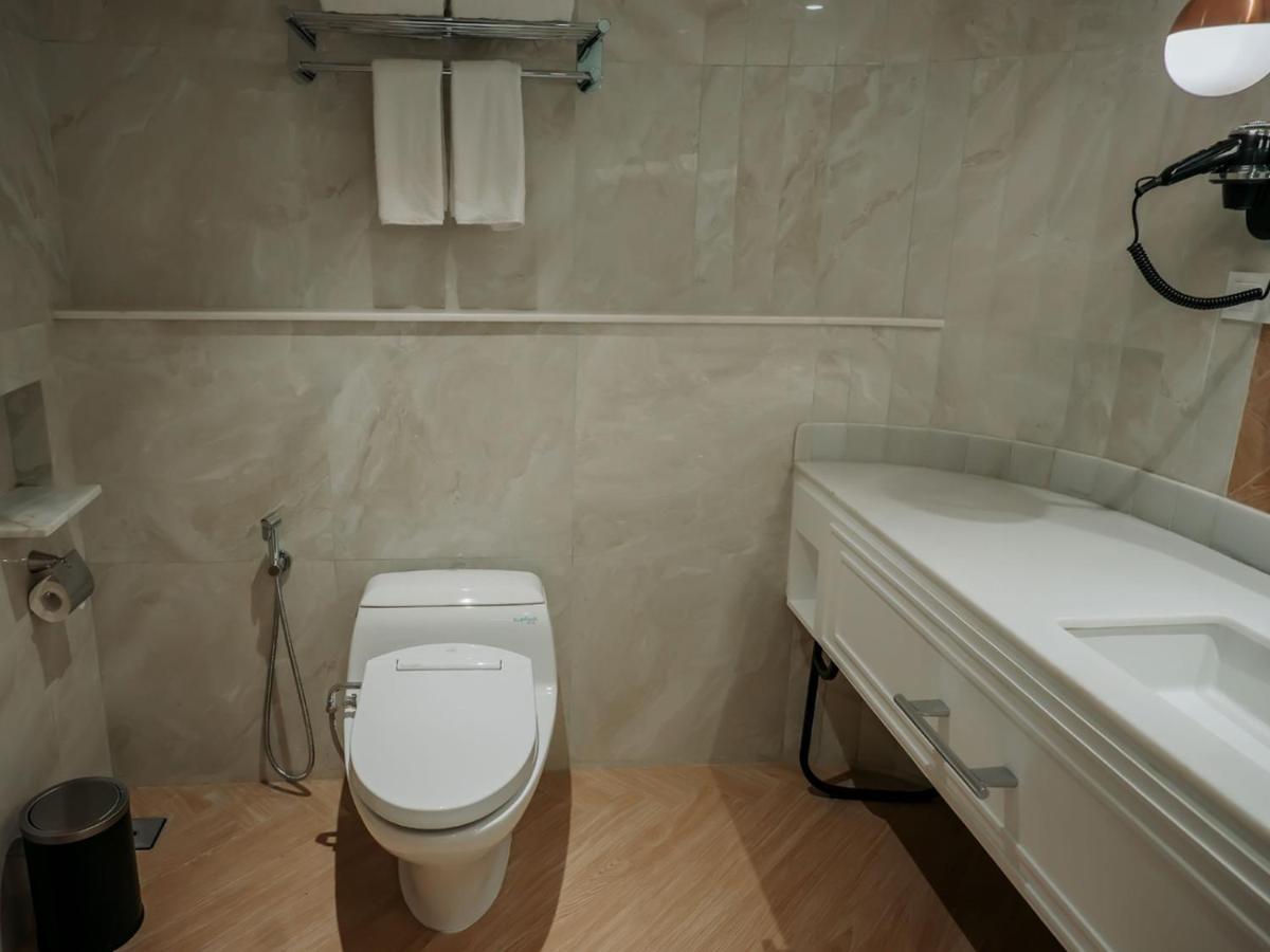 Luwansa Hotel And Convention Center Манадо Екстериор снимка